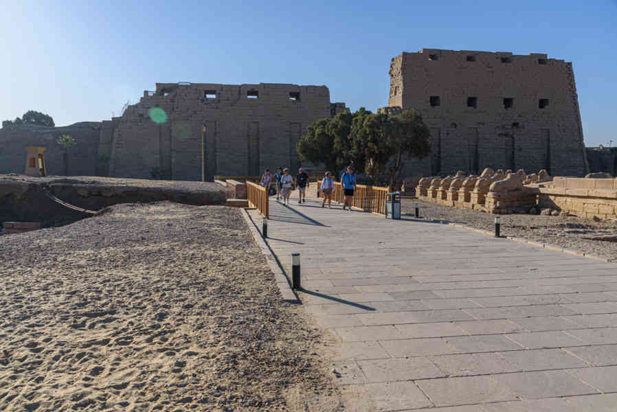 Egipto 035 - Luxor - Templo de Karnak - Avenida de Las Esfinges.jpg